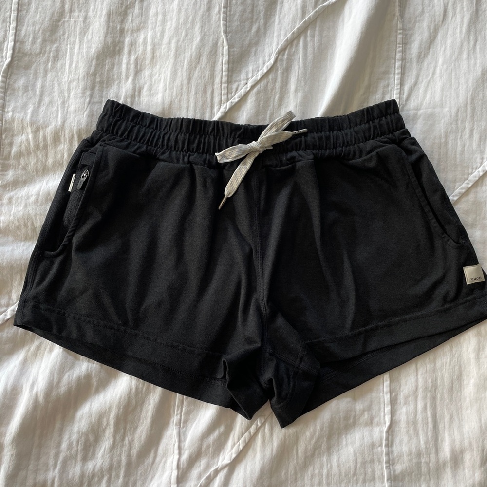 Vuori Halo performance shorts Women’s XS. Worn once. Excellent condition